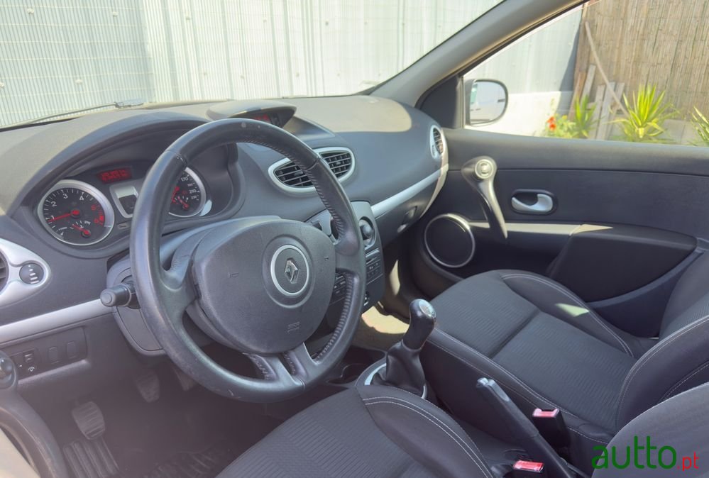 2011' Renault Clio photo #4