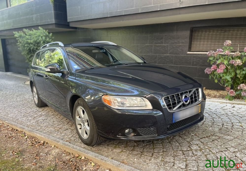 2010' Volvo V70 photo #2