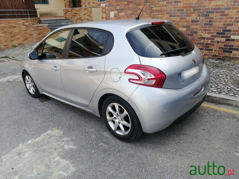 2012' Peugeot 208 photo #1