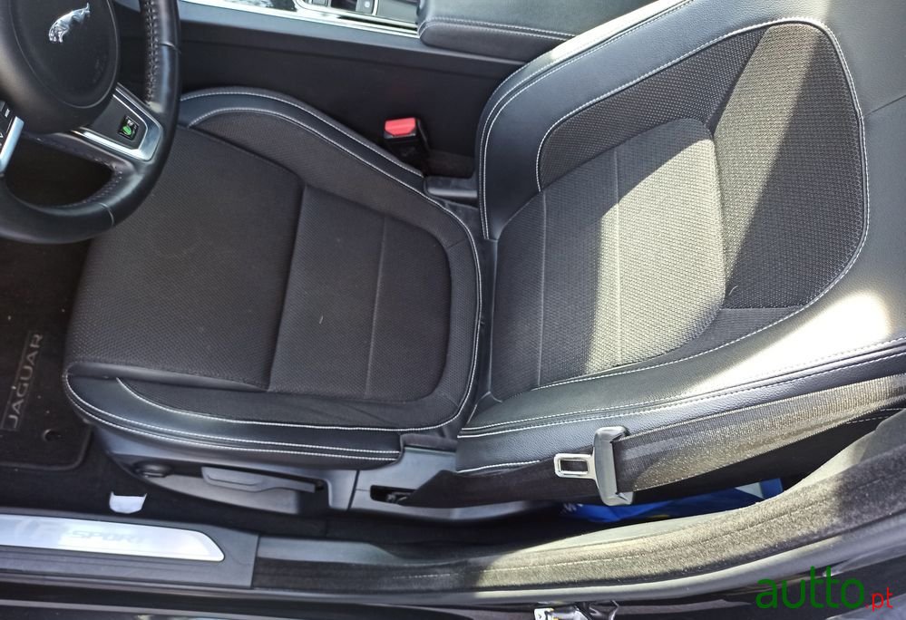 2018' Jaguar XE photo #5