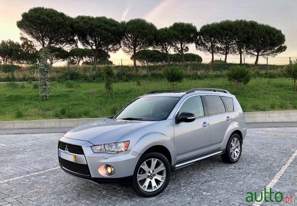 2012' Mitsubishi Outlander photo #1