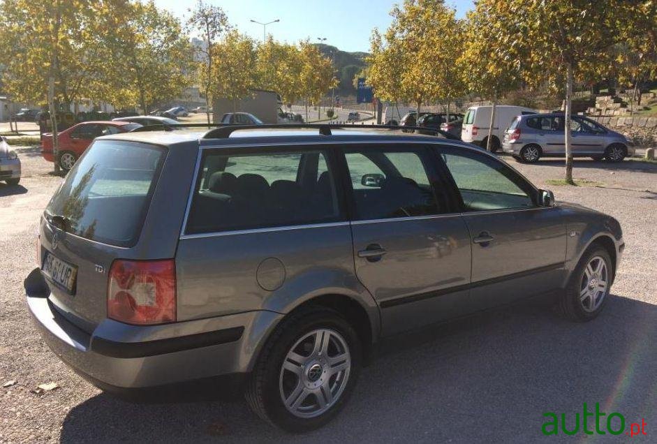 2003' Volkswagen Passat Variant photo #1