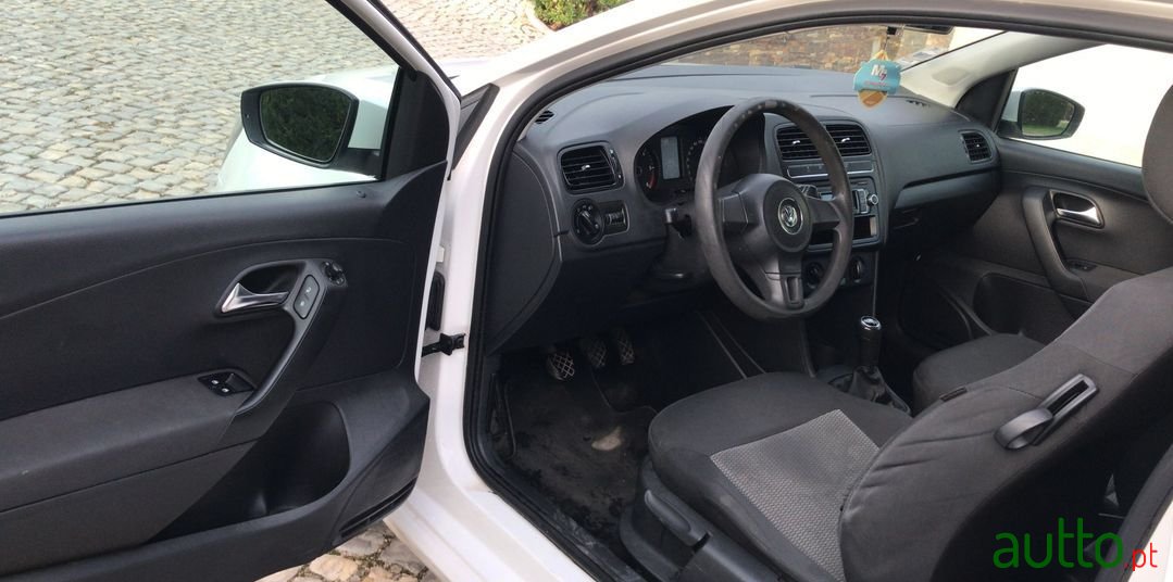 2011' Volkswagen Polo photo #6