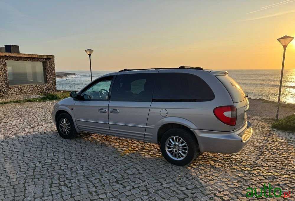 2001' Chrysler Grand Voyager photo #2