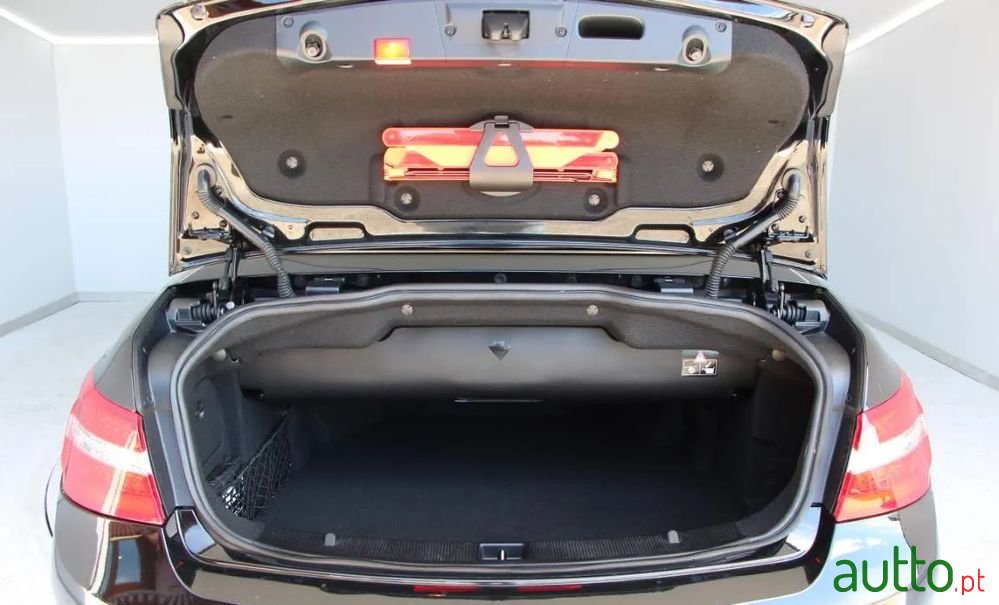 2011' Mercedes-Benz E 250 photo #6