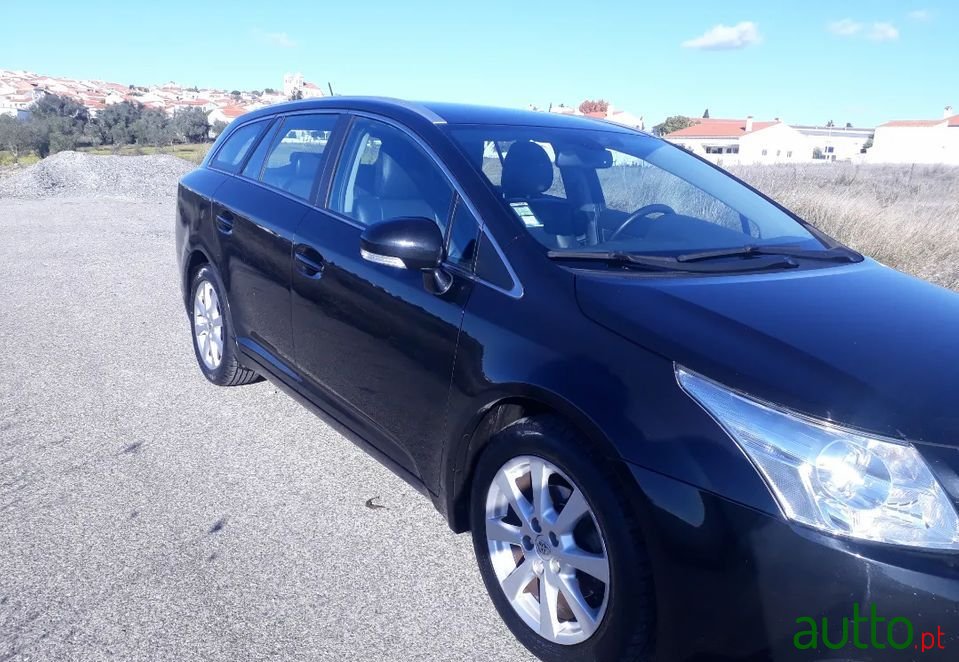 2011' Toyota Avensis photo #3