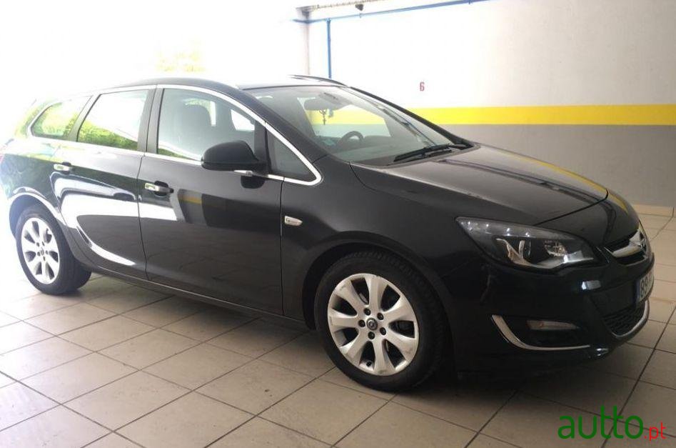 2013' Opel Astra Sports Tourer photo #4