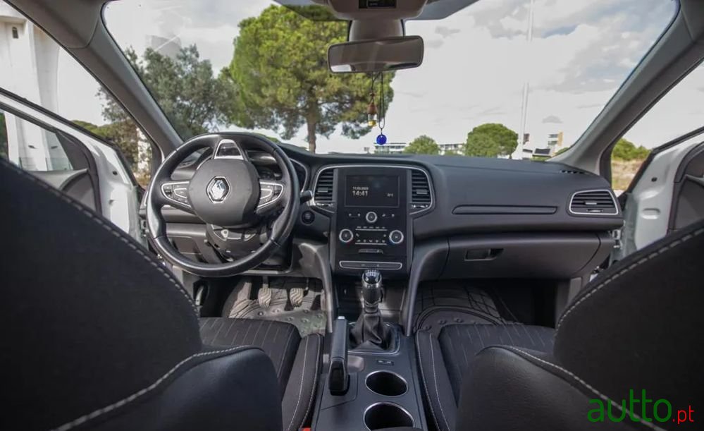 2018' Renault Megane Sport Tourer photo #3