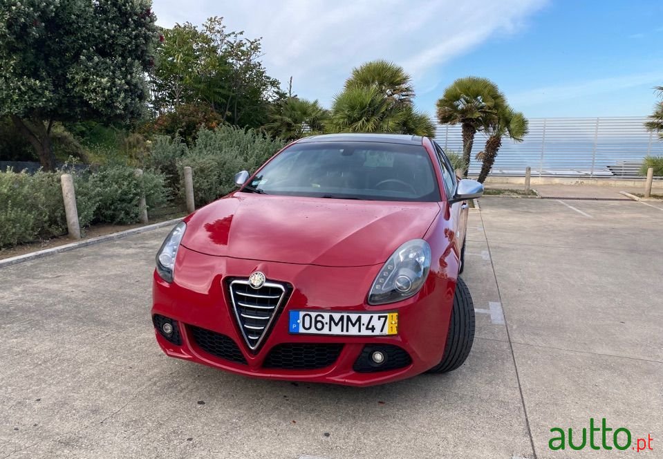 2011' Alfa Romeo Giulietta photo #1