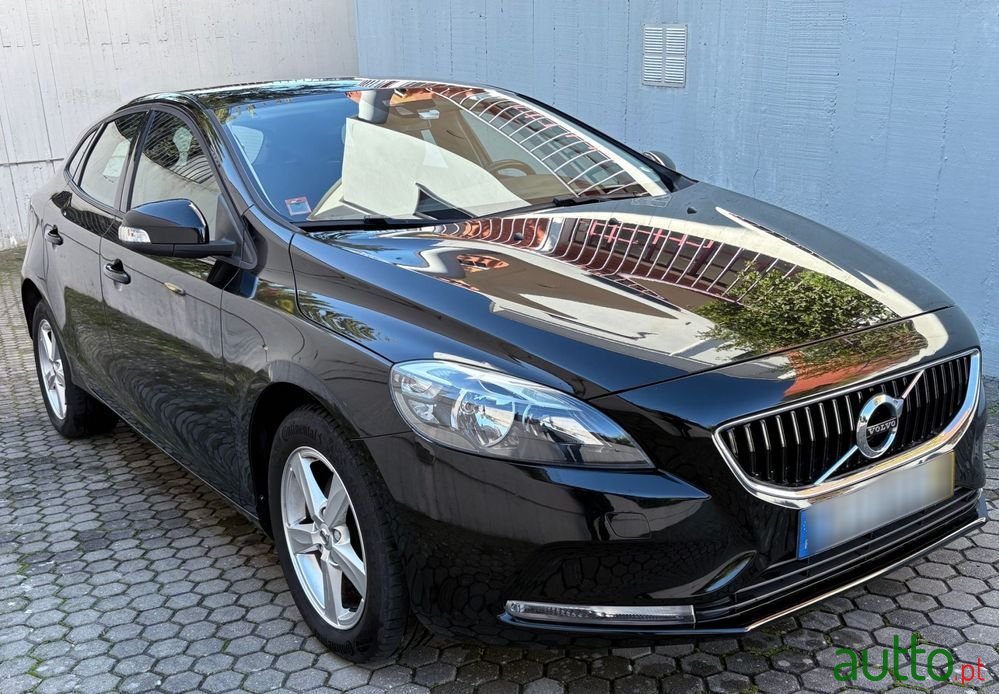 2017' Volvo V40 2.0 D2 Kinetic photo #2