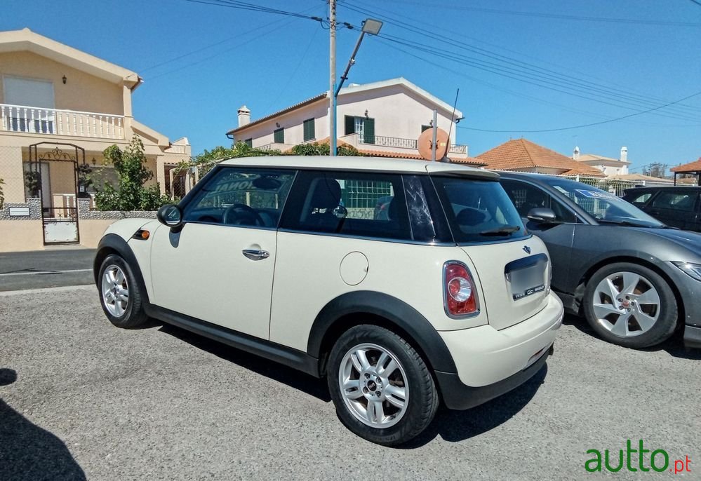 2011' MINI One 3 Portas photo #4