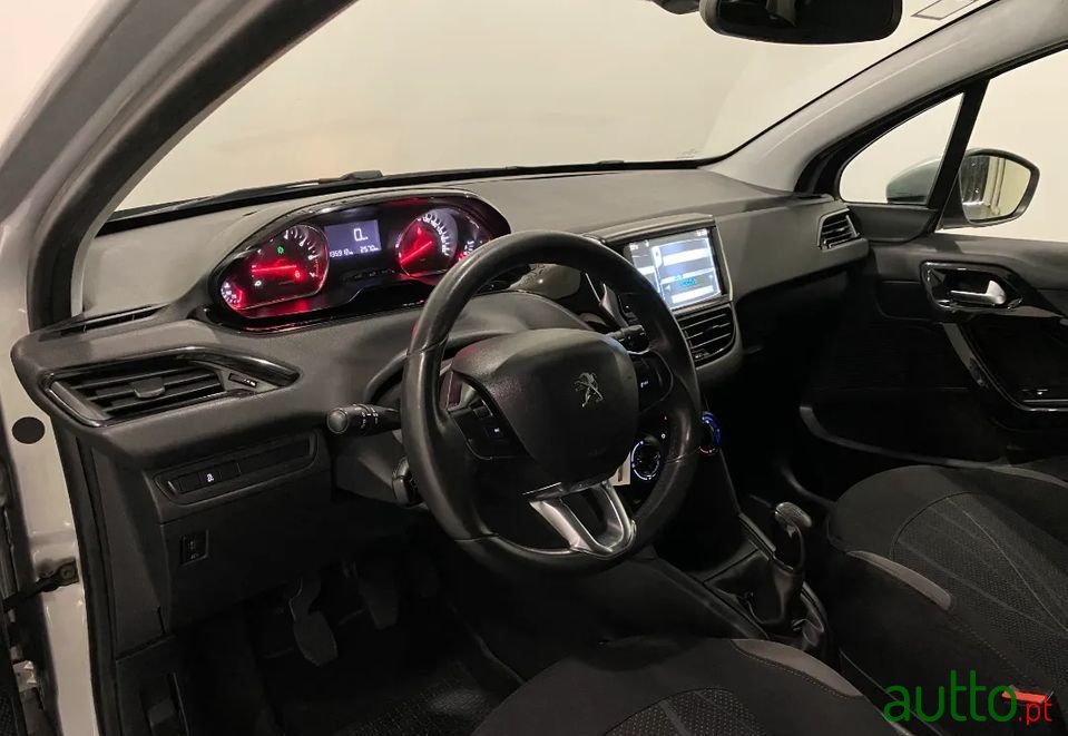 2014' Peugeot 208 photo #5