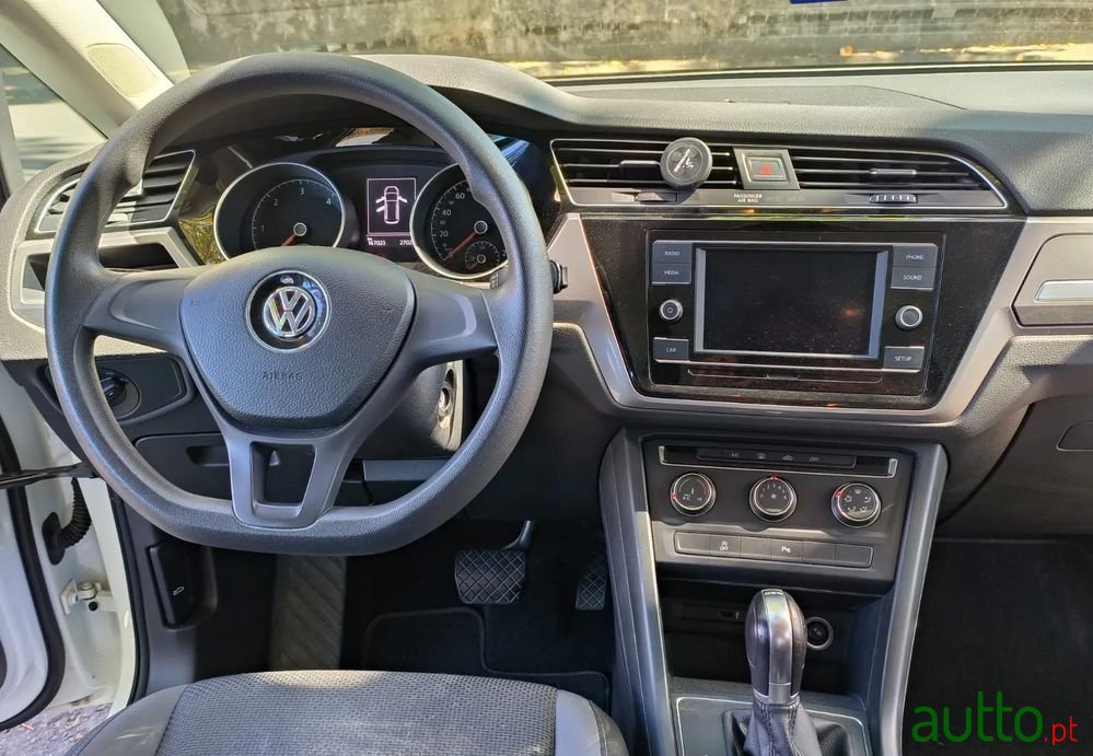 2019' Volkswagen Touran photo #6