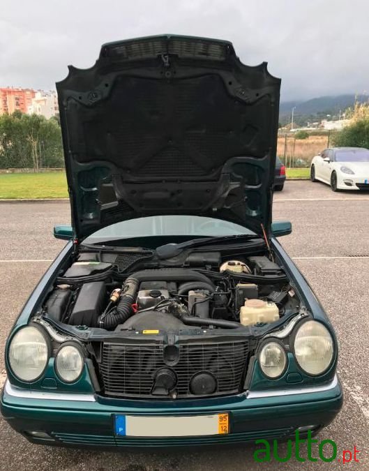 1996' Mercedes-Benz E-220 photo #2