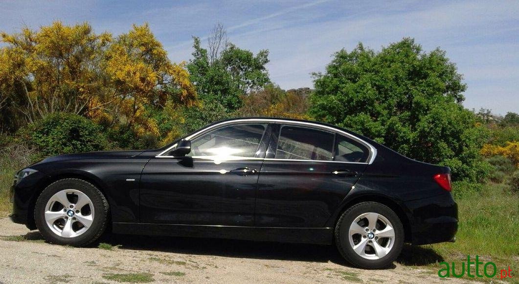 2012' BMW 320 Luxury Line photo #2