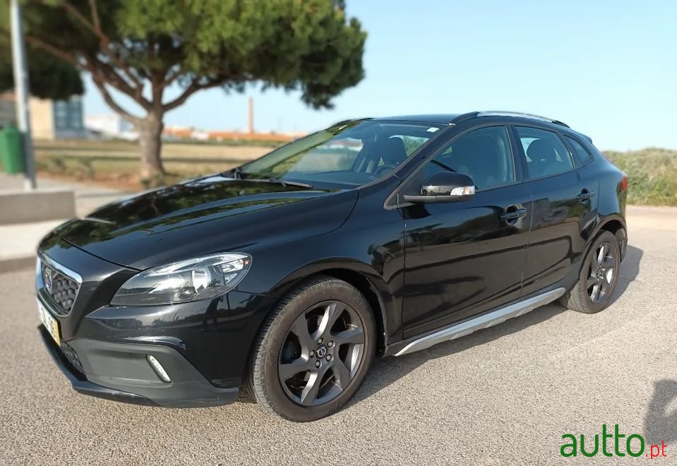 2014' Volvo V40 Cross Country photo #6