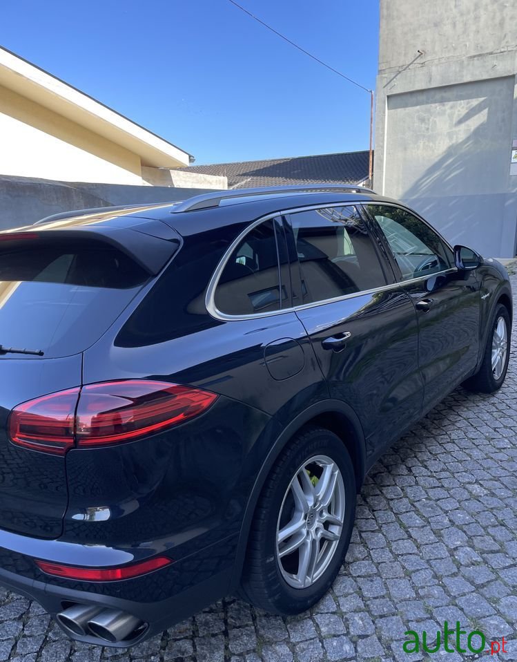 2015' Porsche Cayenne S Hybrid photo #4