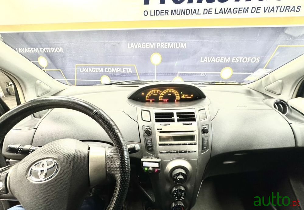 2010' Toyota Yaris photo #6