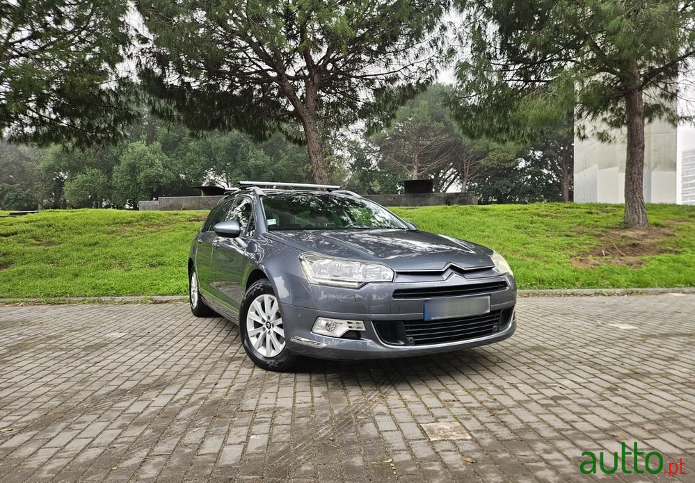 2011' Citroen C5 Tourer photo #1