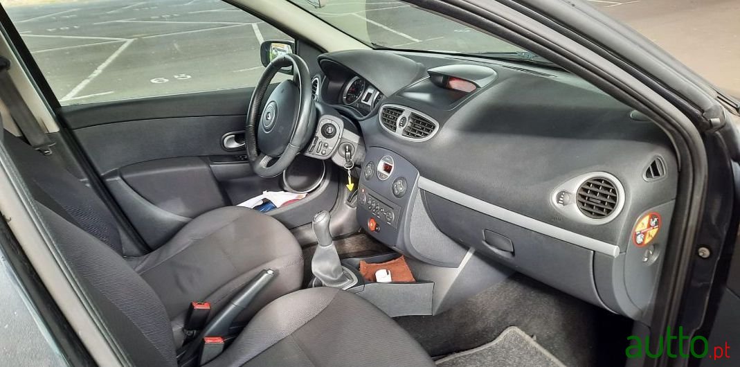 2008' Renault Clio photo #3