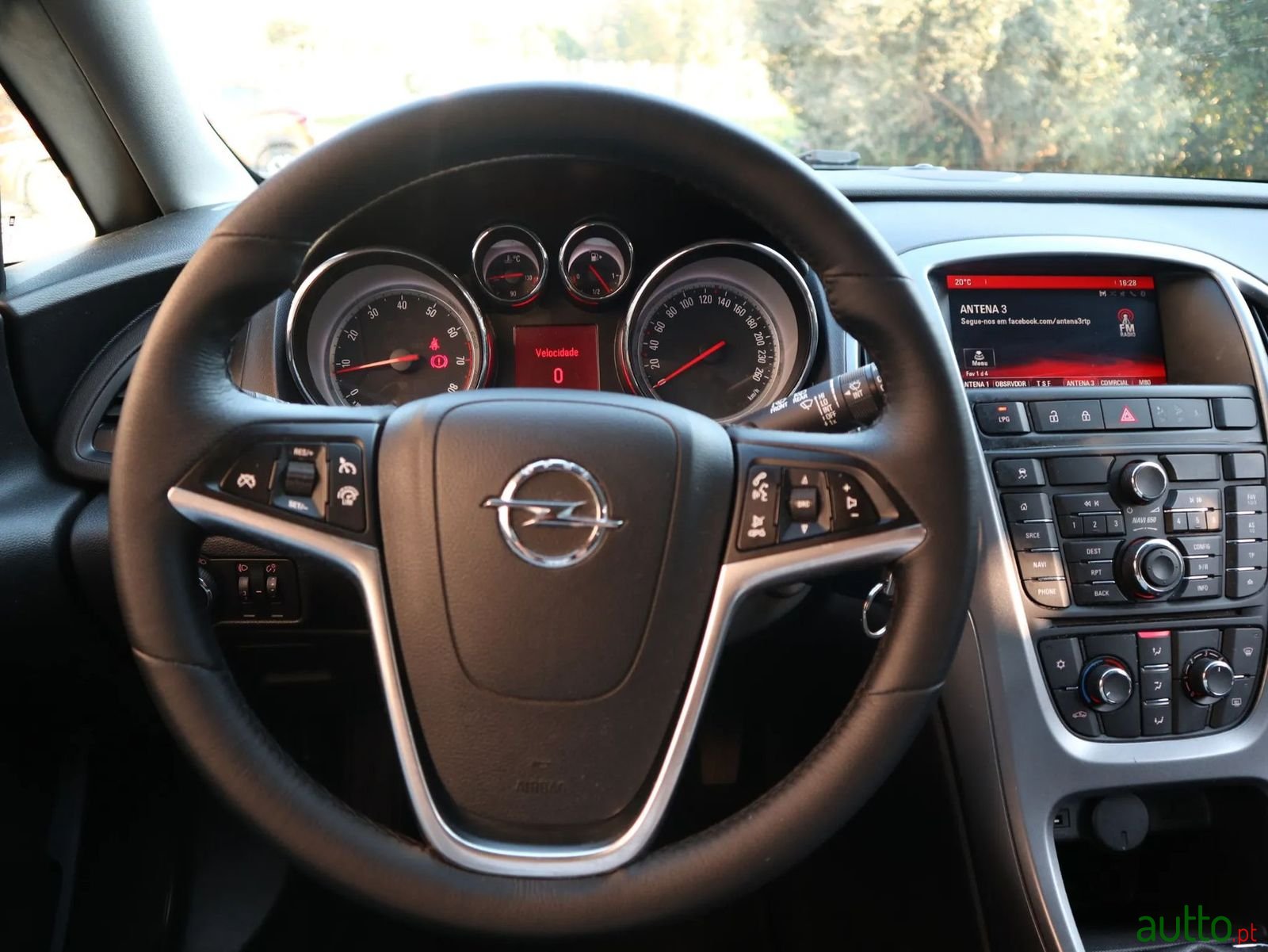 2015' Opel Astra photo #3