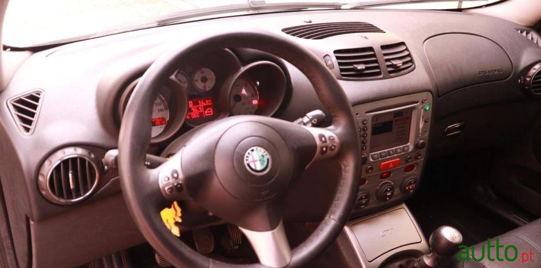 2005' Alfa Romeo GT 1.9 Jtd photo #1
