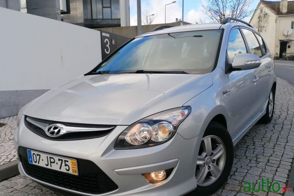 2010' Hyundai I30 Cw photo #1