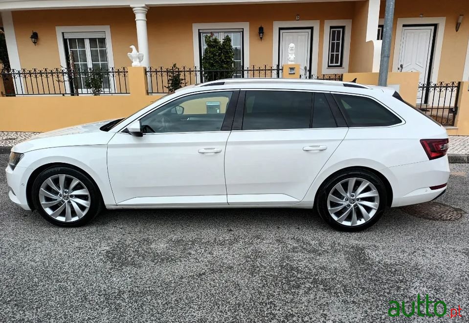 2017' Skoda Superb Break photo #3