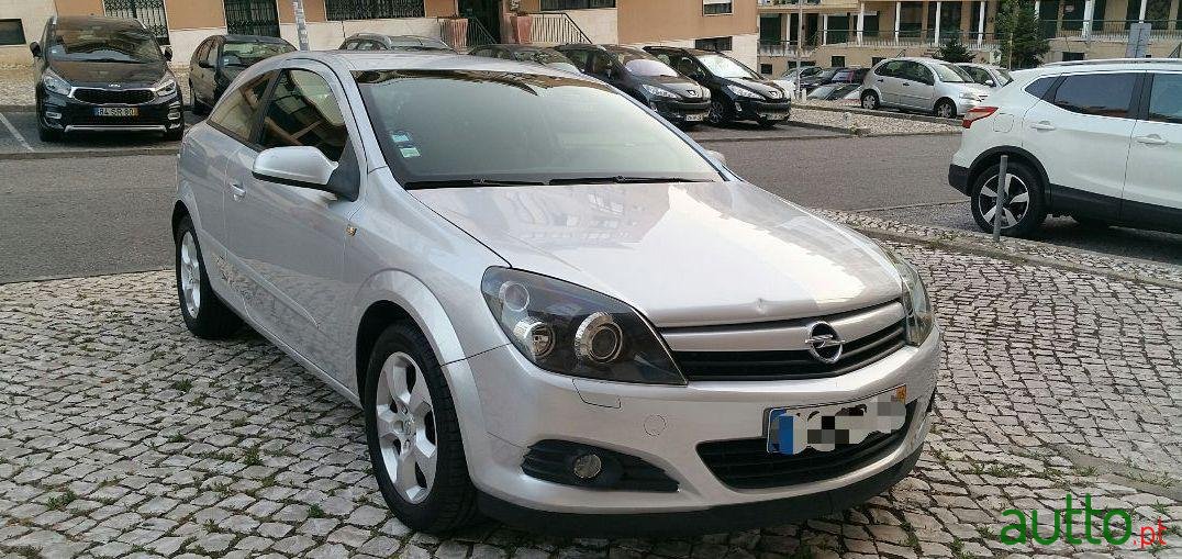 2005' Opel Astra Gtc photo #1