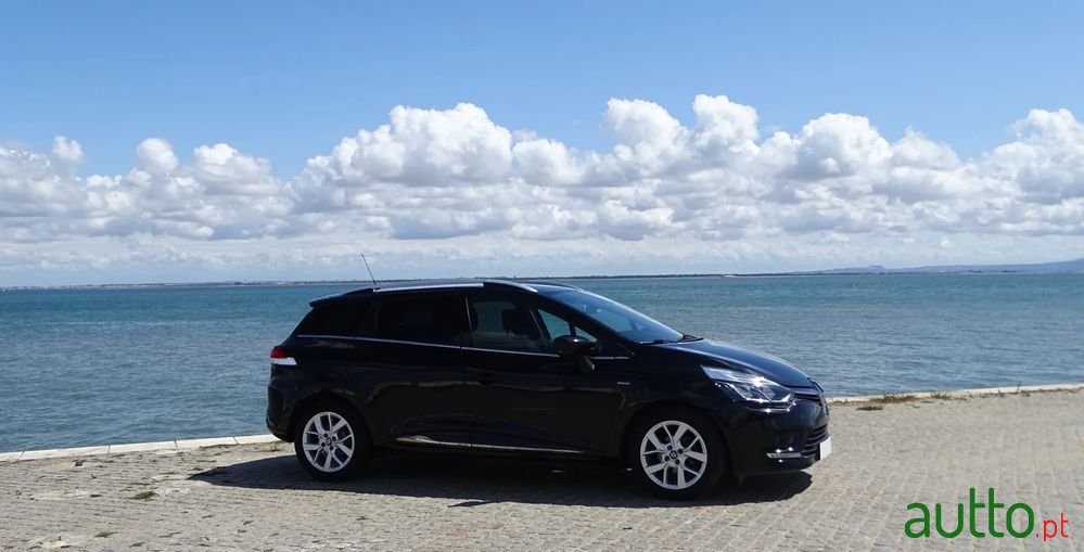 2019' Renault Clio Sport Tourer photo #5