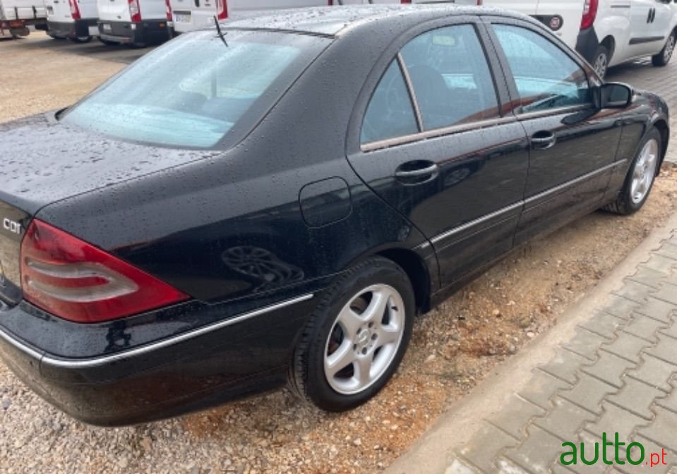 2002' Mercedes-Benz E-220 photo #2