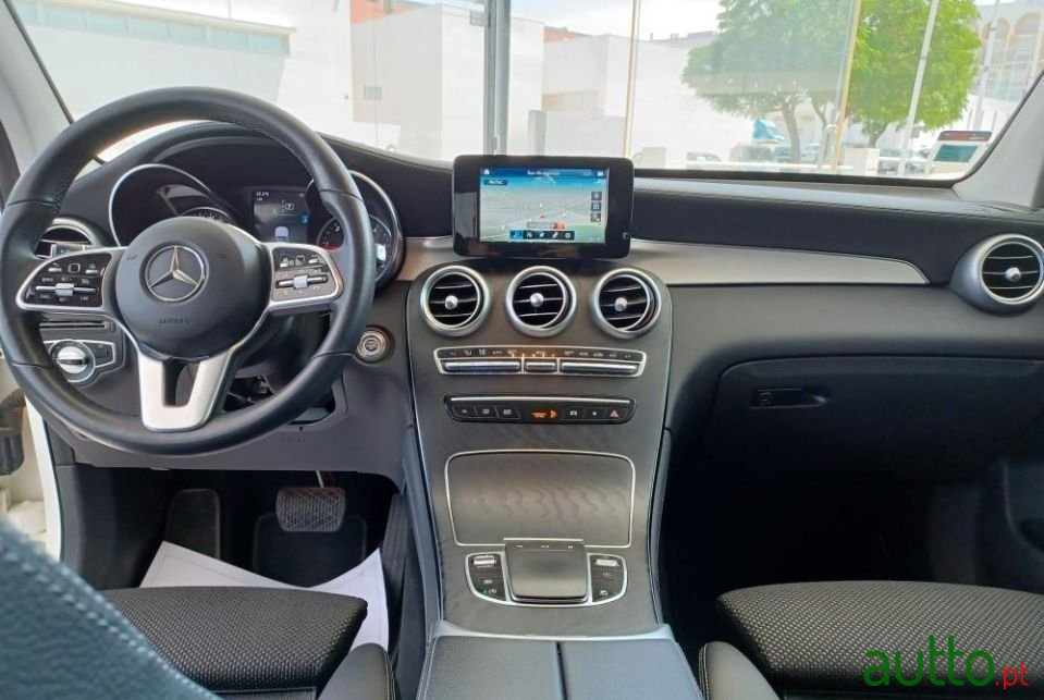 2020' Mercedes-Benz Glc-220 photo #4