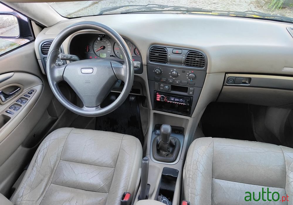 2002' Volvo V40 1.9 D Cr Sport photo #5