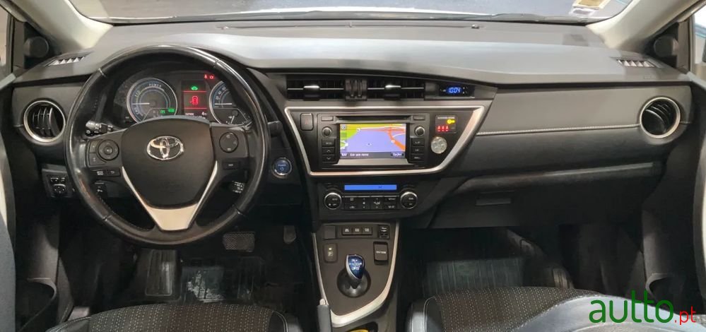 2014' Toyota Auris Touring Sports photo #3