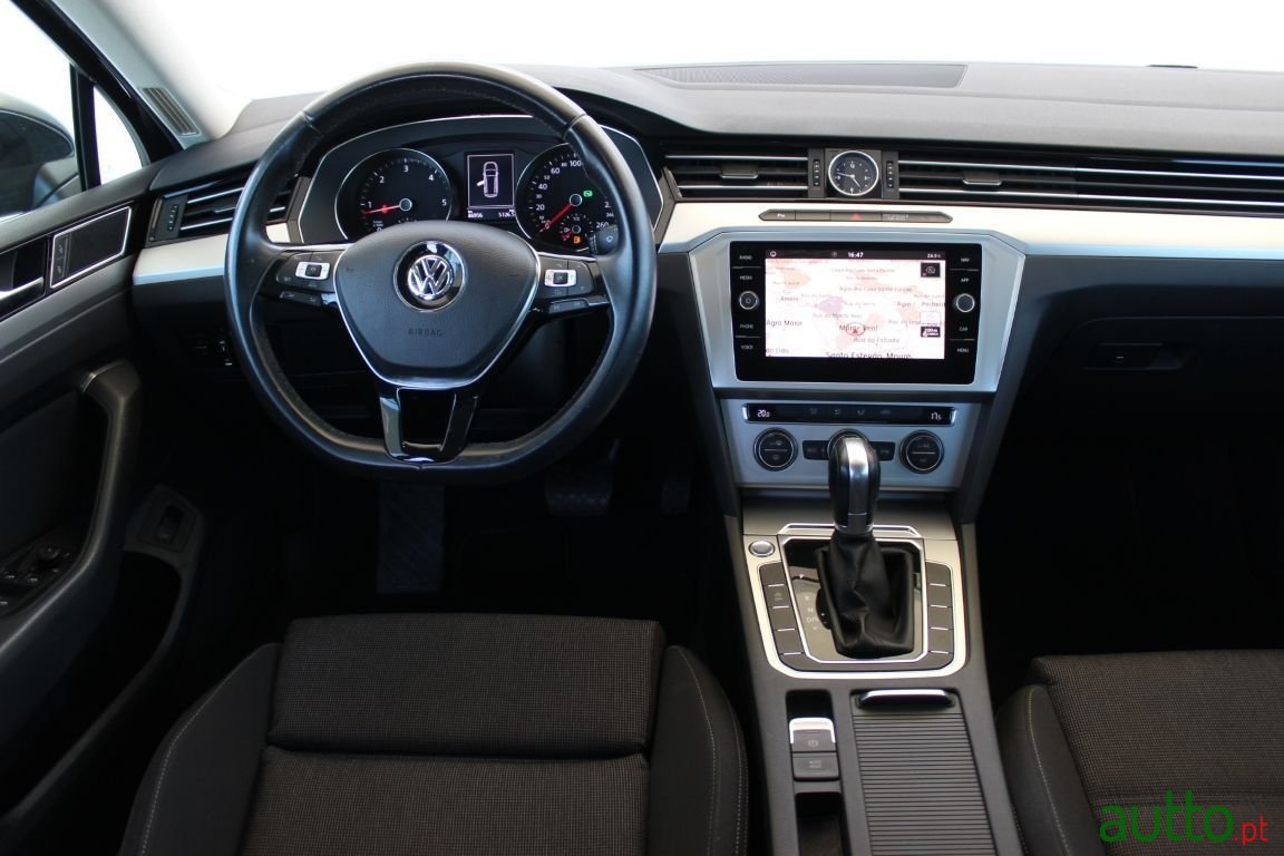 2017' Volkswagen Passat Variant photo #2