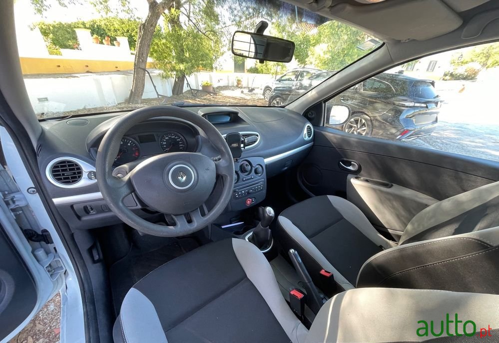 2012' Renault Clio photo #5