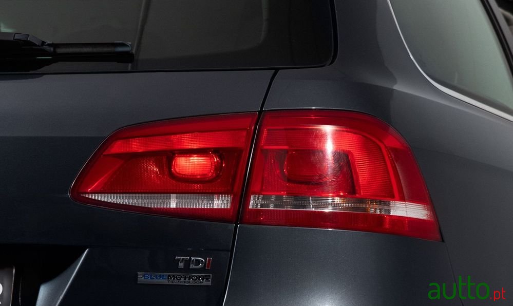 2011' Volkswagen Passat Variant photo #3