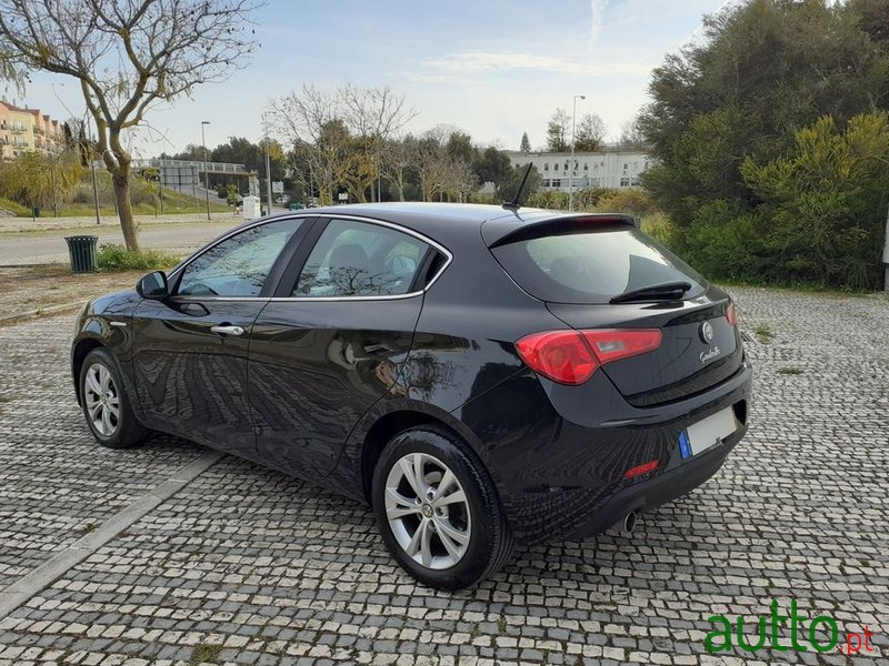 2012' Alfa Romeo Giulietta photo #2