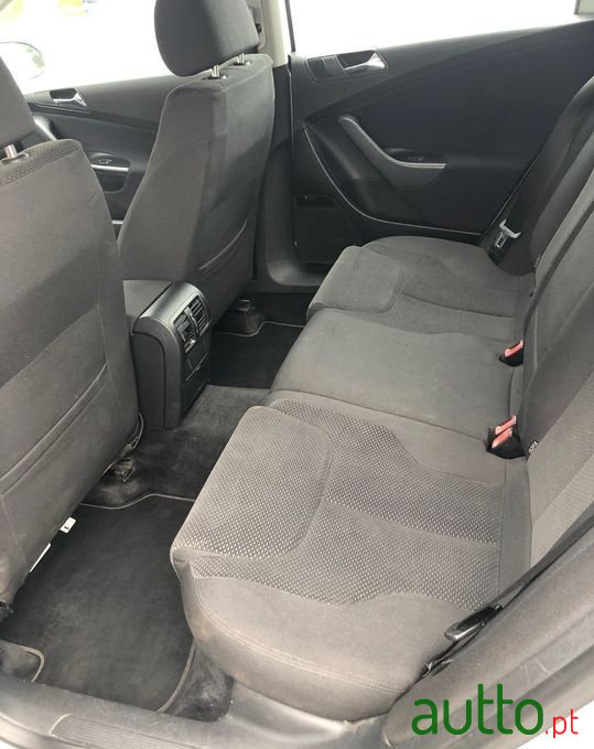 2006' Volkswagen Passat photo #2