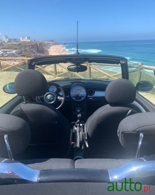 2013' MINI Cabrio photo #2