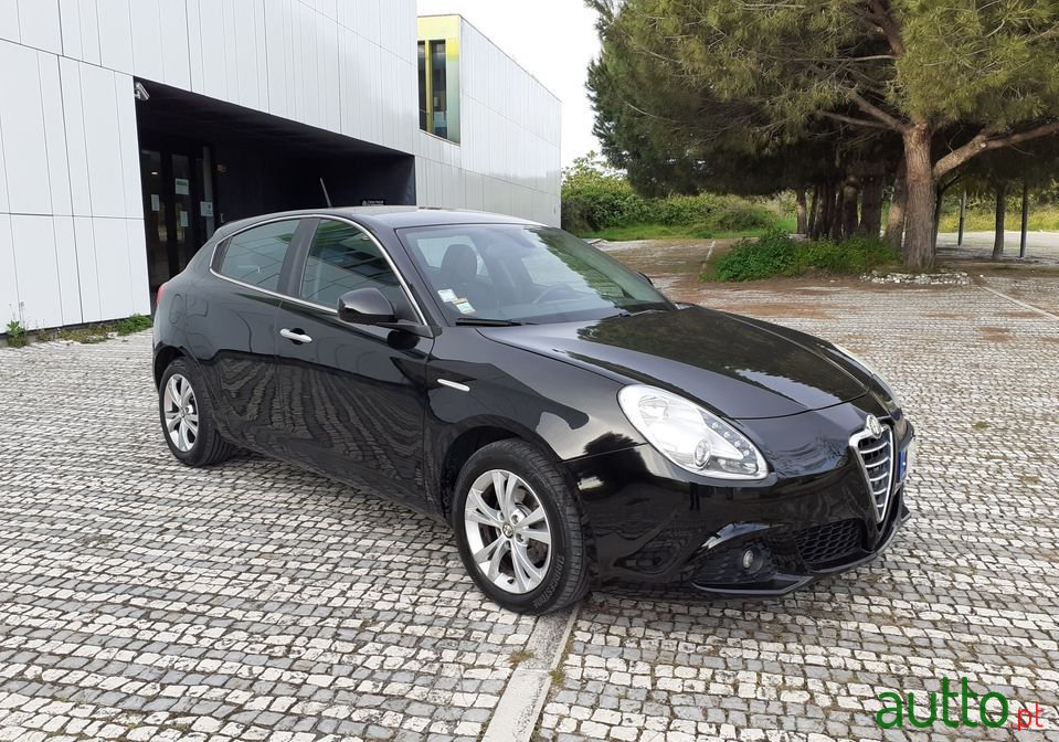 2012' Alfa Romeo Giulietta photo #1