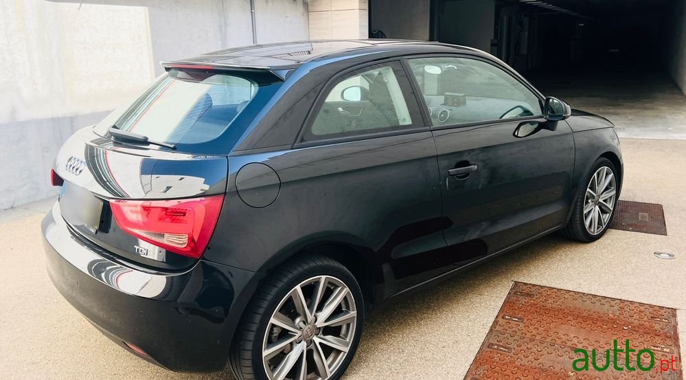 2011' Audi A1 1.6 Tdi Sport photo #2