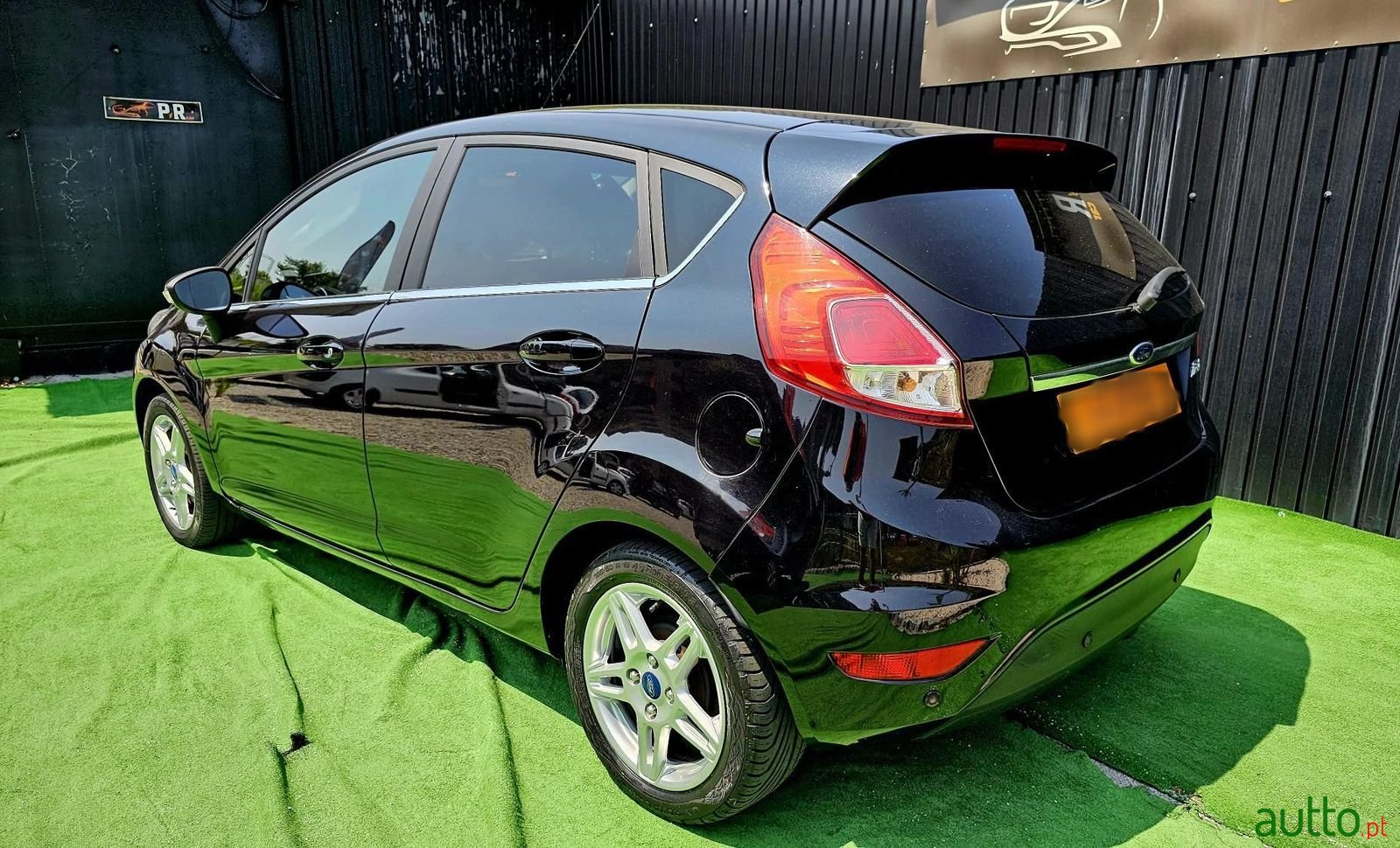 2015' Ford Fiesta photo #2