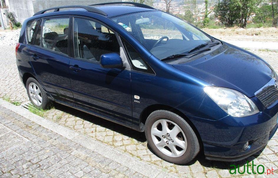 2004' Toyota Corolla Verso photo #1