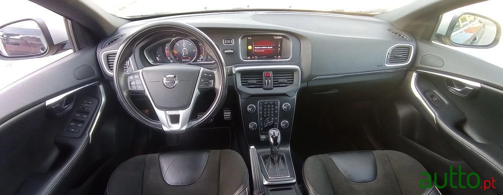 2018' Volvo V40 2.0 D3 R-Design Geartronic photo #4