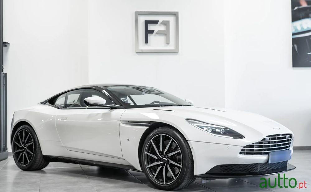 2019' Aston Martin DB11 Coupé photo #1