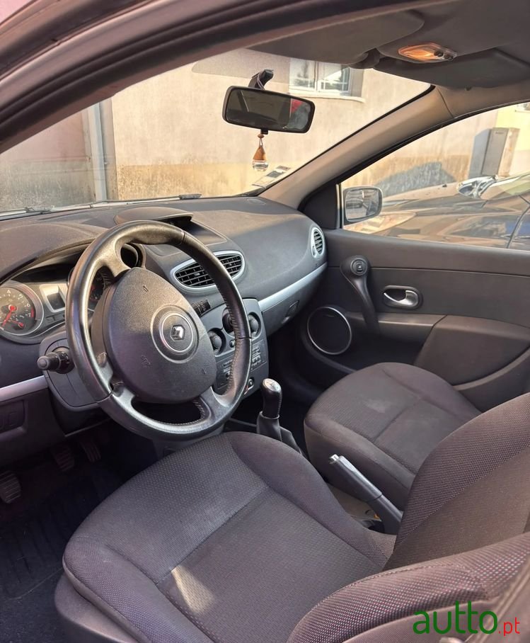 2006' Renault Clio photo #2