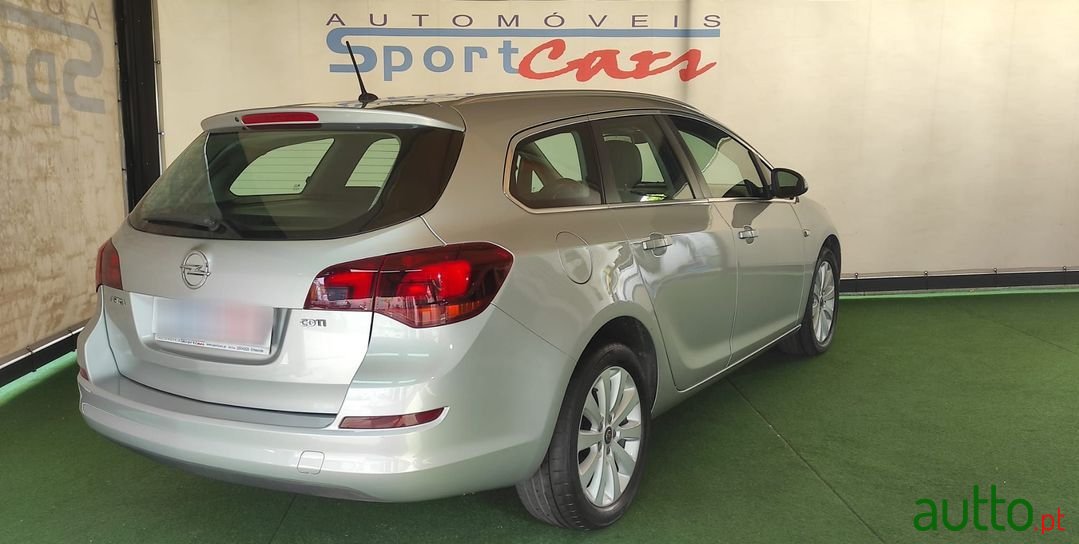 2012' Opel Astra Sports Tourer photo #2