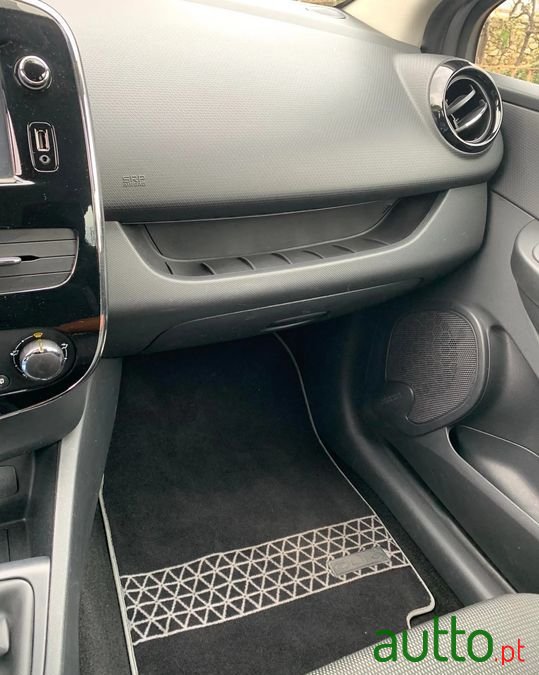 2013' Renault Clio Sport Tourer photo #6