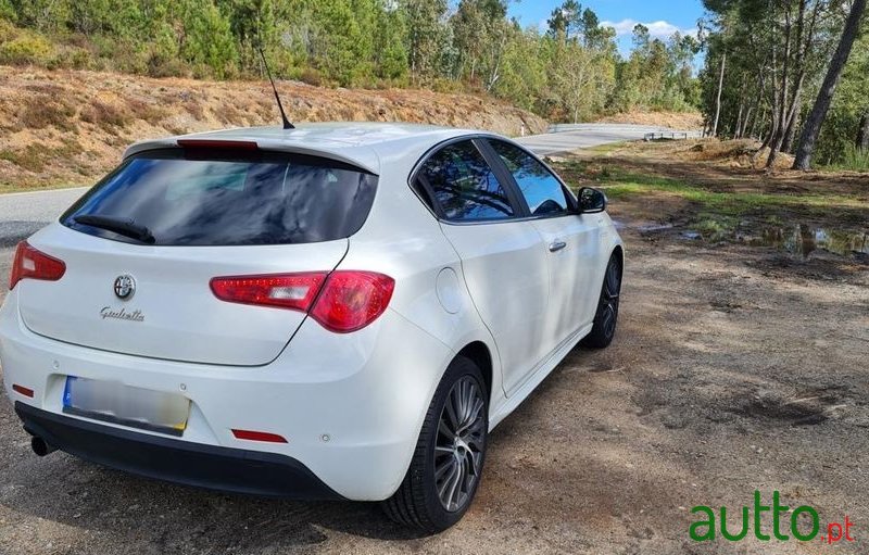 2013' Alfa Romeo Giulietta photo #6